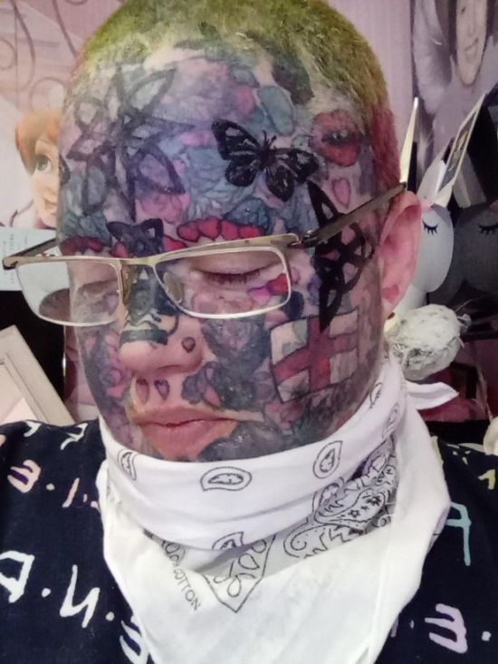 Жінці, яка має понад 800 тату, заборонили приходити на похорон власної мами