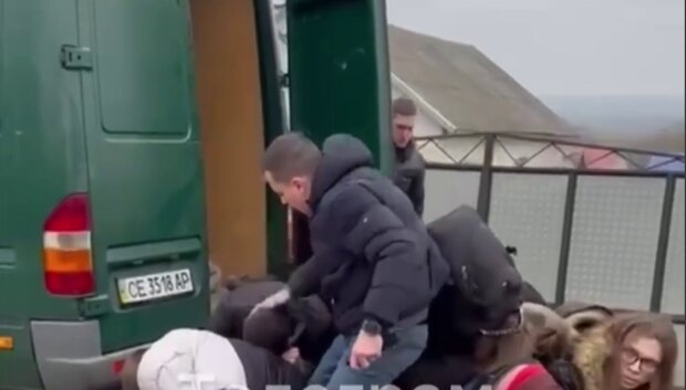 34 ухилянта в одному бусі: на кордоні затримали рекордну кількість втікачів. Відразу й побили