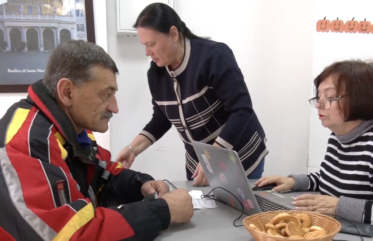 Гуманітарна допомога для пенсіонерів у Дніпропетровській області: кому допоможуть із теплом у зимовий період