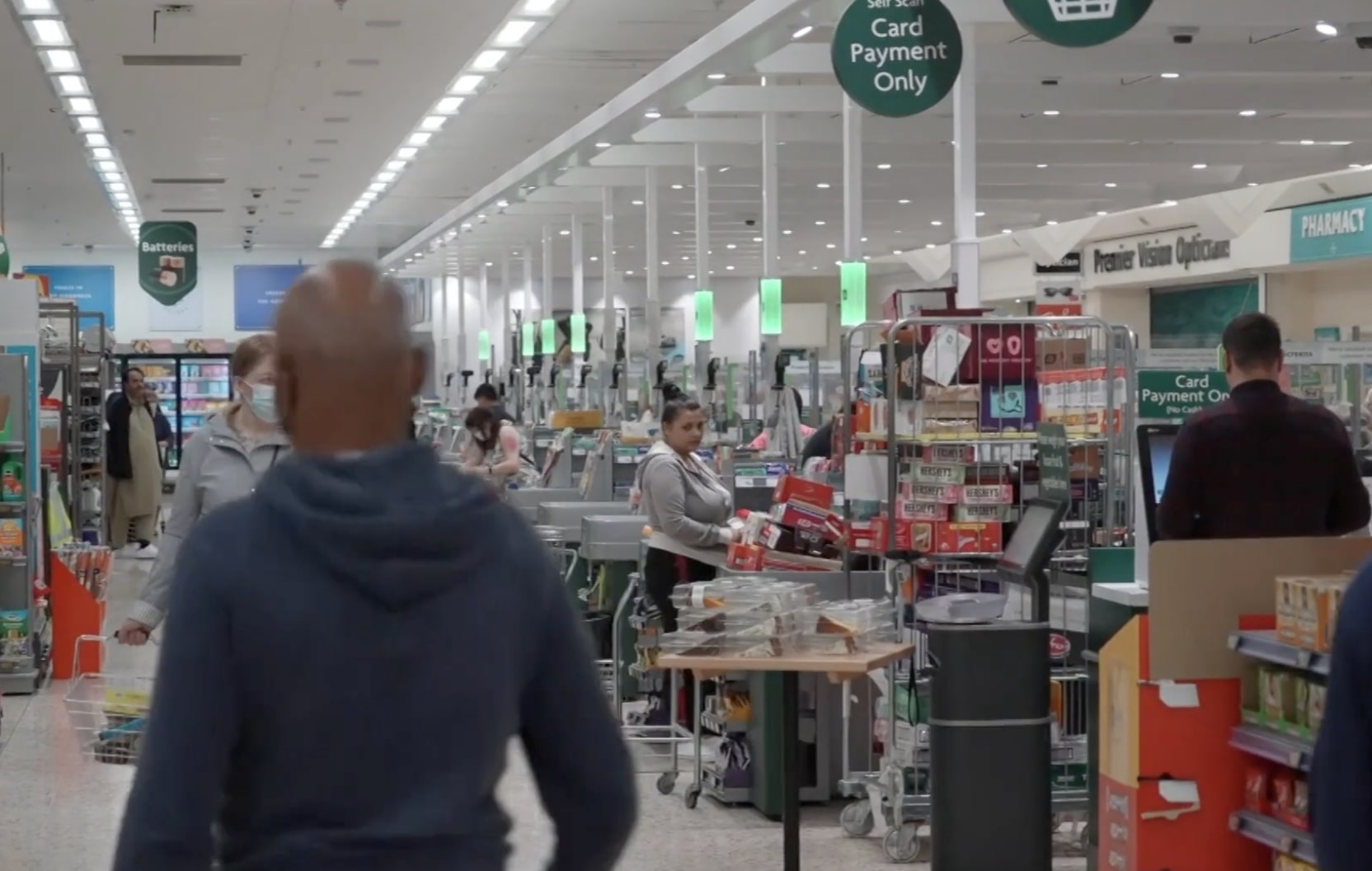 Дефіцит продуктів у Запоріжжі: важливий товар швидко зникає