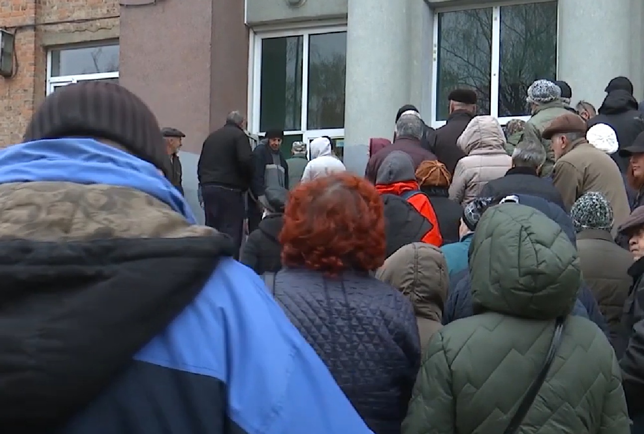 Безкоштовні продукти для ВПО та пенсіонерів у Запоріжжі: українці можуть отримати гуманітарну допомогу, що варто знати